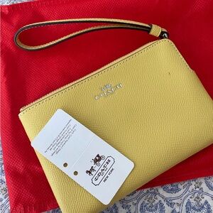 Coach authentic wristlet excellent conditions